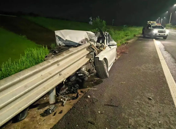 酒駕后別簽字，有用嗎？深夜，車(chē)頭“劈”成兩半！人不報(bào)警，車(chē)報(bào)了警......