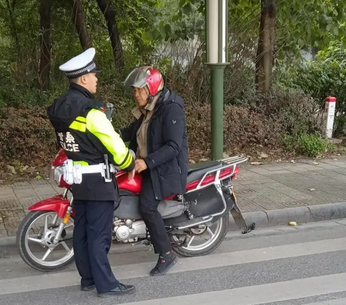 查處酒駕，只為大家的出行保駕護(hù)航